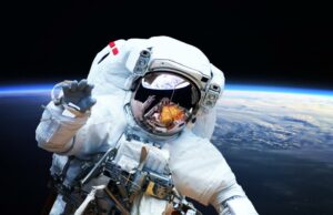 Mulher japonesa, 80 anos, enganada por milhares por ‘astronauta preso no espaço’ que precisava de dinheiro para oxigênio Astronauta realizando uma caminhada espacial.