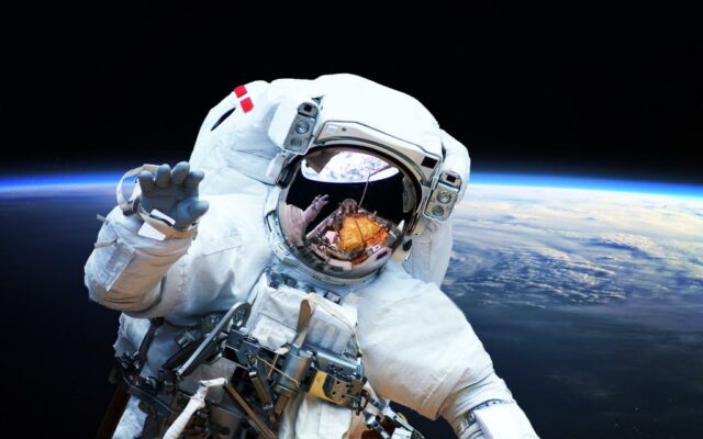 Astronauta realizando uma caminhada espacial.