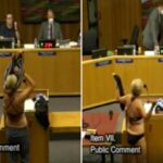 Em um protesto ousado, a ativista dos direitos das mulheres da Califórnia, Beth Bourne, se despojou a um biquíni em uma reunião do conselho escolar local para se opor a uma política que concede aos estudantes transgêneros acesso aos vestiários das meninas.