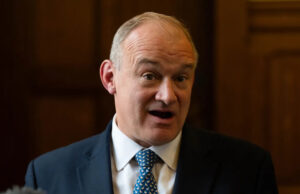 Musk é um criminoso, afirma Ed Davey Elon Musk