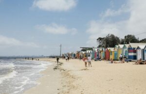 Casal no subúrbio rico tinha um bilhete de loteria de US $ 20 milhões preso na porta da geladeira por dias Um residente arrogante em um subúrbio rico em Melbourne pode ser ainda mais rico, pois as autoridades tentam encontrar o misterioso vencedor de um prêmio de US $ 20 milhões.