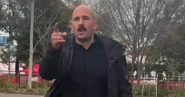 NEO-NAZI THOMAS SEWELL CRAVE EM CONFERÊNCIA DE PRESEIRA DE Premier

