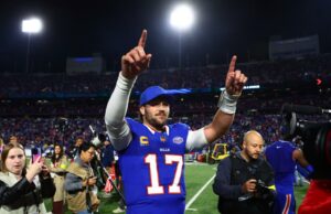 NFL Semana 1 Apositando histórias, tendências, movimento: Bills Super Bowl Favoritos, Chiefs Rare Home Underdog Dois jogadores de futebol apertando as mãos em campo.