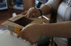 Não foi legal quando poderíamos obter pacotes de outros países? Arquivo - Os veículos de prestação de serviços postais dos EUA estão estacionados do lado de fora de uma agência postal em Boys Town, Nebraska, 18 de agosto de 2020. (AP Photo/Nati Harnik, arquivo)