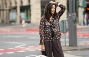 Não podemos pensar que essas 17 camisas de perda no estilo boutique estão abaixo de US $ 35 bege, azeitona e tops rosa da Amazon