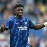 Morgan Rogers, Djed Spence, Ollie Watkins e Elliot Anderson, da Inglaterra, apertam as mãos