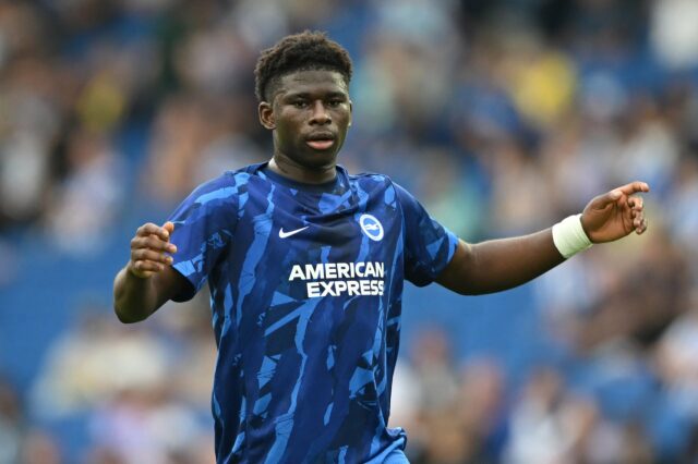Morgan Rogers, Djed Spence, Ollie Watkins e Elliot Anderson, da Inglaterra, apertam as mãos