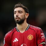 Leny Yoro, do Manchester United, celebra seu primeiro gol durante a partida da Premier League entre o Fulham e o Manchester United no Craven Cottage em 24 de agosto de 2025