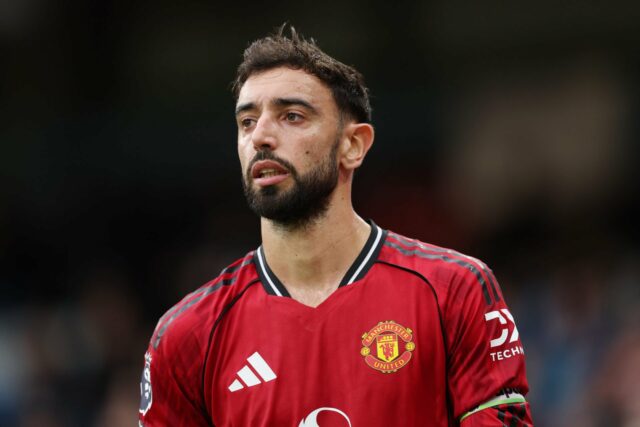 Leny Yoro, do Manchester United, celebra seu primeiro gol durante a partida da Premier League entre o Fulham e o Manchester United no Craven Cottage em 24 de agosto de 2025