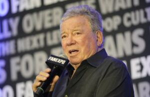 Não se preocupe, William Shatner afirma que é “completamente ótimo” no meio daqueles relatórios de estadia hospitalar Não se preocupe, William Shatner afirma que é "completamente ótimo" no meio daqueles relatórios de estadia hospitalar