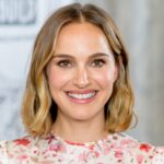 Natalie Portman colocou os calçados confortáveis ​​que sempre estão esgotados- mas essa variação de US $ 40 é muito melhor