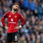 Manuel Ugarte tocando no Manchester Derby