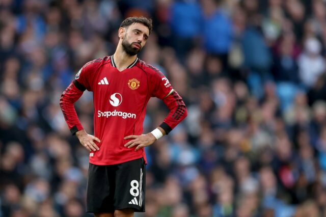 Manuel Ugarte tocando no Manchester Derby