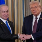 Netanyahu corrige Donald Trump antes das câmeras de televisão