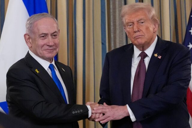 Netanyahu corrige Donald Trump antes das câmeras de televisão 

