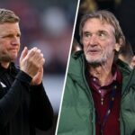 O chefe da INEOS, Sir Jim Ratcliffe, fala com o CEO do Manchester United, Omar Berrada, durante a partida da Premier League contra o Manchester City no Etihad Stadium em 2024.