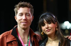 Nina Dobrev e Shaun White chamam o engajamento depois de 5 anos juntos Nina Dobrev e Shaun White chamam o engajamento depois de 5 anos juntos
