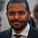 Noel Clarke preso como policiais parecem 'profissionais médicos que' Star's London Home