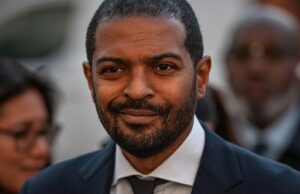 Noel Clarke preso como policiais parecem ‘profissionais médicos que’ Star’s London Home Noel Clarke preso como policiais parecem 'profissionais médicos que' Star's London Home