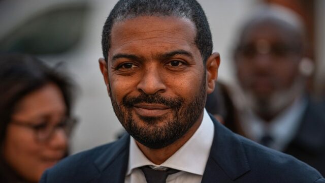 Noel Clarke preso como policiais parecem 'profissionais médicos que' Star's London Home 

