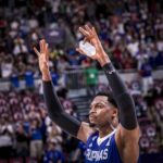 O atacante de Gilas Pilipinas, Justin Brownlee, depois de atingir um ponteiro de três pontos contra a Arábia Saudita nas quartas de final da qualificação da Copa da FIBA ​​da FIBA ​​Asia.