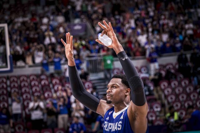 O atacante de Gilas Pilipinas, Justin Brownlee, depois de atingir um ponteiro de três pontos contra a Arábia Saudita nas quartas de final da qualificação da Copa da FIBA ​​da FIBA ​​Asia.