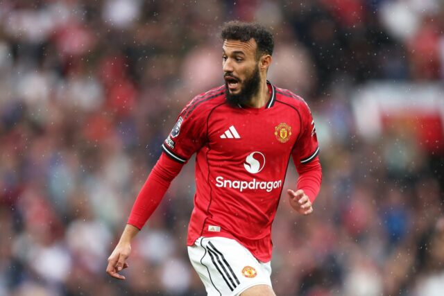 Noussair Mazraoui, do Manchester United, chega antes da partida da Premier League entre o Manchester United e Burnley em Old Trafford em 30 de agosto de 2025