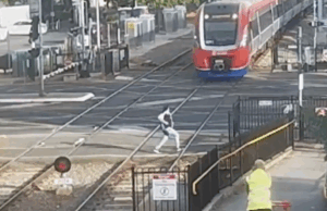 Nova visão mostra australianos chegando a centímetros de catástrofe Nova visão mostra australianos chegando a centímetros de catástrofe