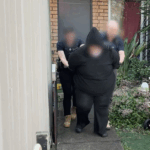 Após a polícia executando uma busca de Warant em uma casa da Sylvania.
