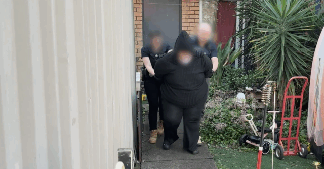 Após a polícia executando uma busca de Warant em uma casa da Sylvania.
