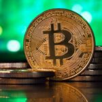 Novo estudo mostra 'pico maciço' em aplicativos fraudulentos alimentados por IA | Imagem mostra bitcoin contra fundo colorido