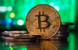 Novo estudo de pesquisa revela ‘pico substancial’ em aplicações enganosas alimentadas pela IA Novo estudo mostra 'pico maciço' em aplicativos fraudulentos alimentados por IA | Imagem mostra bitcoin contra fundo colorido