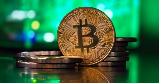 Novo estudo mostra 'pico maciço' em aplicativos fraudulentos alimentados por IA | Imagem mostra bitcoin contra fundo colorido