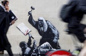 Novo mural de Banksy de um juiz batendo em um manifestante a ser removido Uma foto divulgada por Banksy da nova obra de arte do artista, que retrata um juiz batendo um manifestante com um martelo no Royal Courts of Justice, em Londres.
