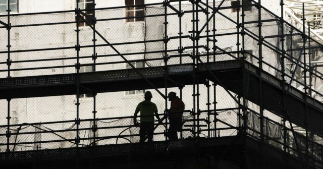 Constructioin Workers na CBD.