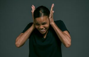 O ASMR realmente ajuda na ansiedade? Um especialista em psicologia descreve a prova cobrindo as orelhas