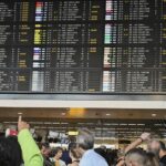 As pessoas estão em uma fila para fazer o check -in depois que um ataque cibernético causou atrasos no Aeroporto Internacional de Bruxelas em Zaventem, Bélgica, sábado, 20 de setembro de 2025. (AP Photo/Harry Nakos)