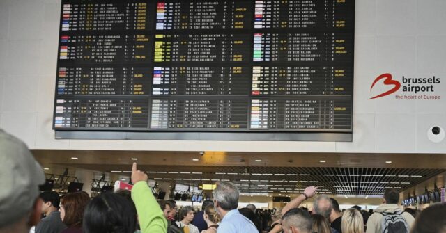 As pessoas estão em uma fila para fazer o check -in depois que um ataque cibernético causou atrasos no Aeroporto Internacional de Bruxelas em Zaventem, Bélgica, sábado, 20 de setembro de 2025. (AP Photo/Harry Nakos)
