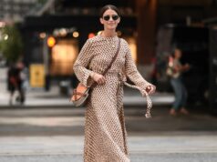 O Autumn Prime Day da Amazon está chegando- no entanto, essas 17 pechinchas confortáveis não durarão até depois disso Angelika Hanel é vista vestindo uma camisa marrom chocolate com colarinho de cachecol, tecido semi-sheer, estampa floral branca creme e frente de botão de Massimo Dutti; um pulôver de caxemira de pescoço em V macio com uma silhueta relaxada e punhos com nervuras sutis e bainha de Sa su phi; calças de linho de linho de perna larga marrom escuro com um ajuste descontraído da H&M; Uma grande bolsa Margaux 17 de camurça preta de camurça preta com lados suavemente estruturados, fivelas de tons dourados nas laterais e uma silhueta curva da linha; um longo colar de cordão de borla de cerâmica preta de Massimo Dutti; um colar dourado com um pingente de Alhambra vintage na forma de uma folha de trevo de Van Cleef & Arpels; um relógio de pulso da data do dia dourado da Rolex; uma pulseira de tênis de diamante de ouro branco Pavé; um conjunto de manguito de braço Luca colorido ECRU, feito de resina sintética de Sézane; um anel empilhado com faixas de ouro e um diamante de Marré; Um anel de diamante em 27 de julho de 2025 em Frankfurt Am Main, Alemanha.