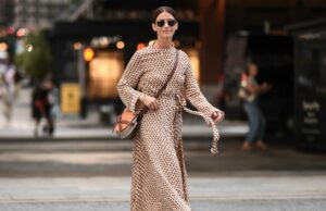 O Autumn Prime Day da Amazon está chegando- no entanto, essas 17 pechinchas confortáveis não durarão até depois disso Angelika Hanel é vista vestindo uma camisa marrom chocolate com colarinho de cachecol, tecido semi-sheer, estampa floral branca creme e frente de botão de Massimo Dutti; um pulôver de caxemira de pescoço em V macio com uma silhueta relaxada e punhos com nervuras sutis e bainha de Sa su phi; calças de linho de linho de perna larga marrom escuro com um ajuste descontraído da H&M; Uma grande bolsa Margaux 17 de camurça preta de camurça preta com lados suavemente estruturados, fivelas de tons dourados nas laterais e uma silhueta curva da linha; um longo colar de cordão de borla de cerâmica preta de Massimo Dutti; um colar dourado com um pingente de Alhambra vintage na forma de uma folha de trevo de Van Cleef & Arpels; um relógio de pulso da data do dia dourado da Rolex; uma pulseira de tênis de diamante de ouro branco Pavé; um conjunto de manguito de braço Luca colorido ECRU, feito de resina sintética de Sézane; um anel empilhado com faixas de ouro e um diamante de Marré; Um anel de diamante em 27 de julho de 2025 em Frankfurt Am Main, Alemanha.