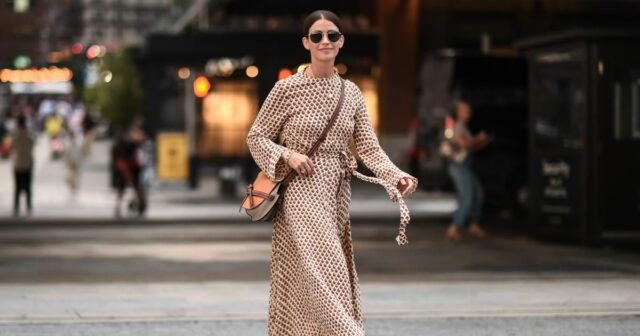 Angelika Hanel é vista vestindo uma camisa marrom chocolate com colarinho de cachecol, tecido semi-sheer, estampa floral branca creme e frente de botão de Massimo Dutti; um pulôver de caxemira de pescoço em V macio com uma silhueta relaxada e punhos com nervuras sutis e bainha de Sa su phi; calças de linho de linho de perna larga marrom escuro com um ajuste descontraído da H&M; Uma grande bolsa Margaux 17 de camurça preta de camurça preta com lados suavemente estruturados, fivelas de tons dourados nas laterais e uma silhueta curva da linha; um longo colar de cordão de borla de cerâmica preta de Massimo Dutti; um colar dourado com um pingente de Alhambra vintage na forma de uma folha de trevo de Van Cleef & Arpels; um relógio de pulso da data do dia dourado da Rolex; uma pulseira de tênis de diamante de ouro branco Pavé; um conjunto de manguito de braço Luca colorido ECRU, feito de resina sintética de Sézane; um anel empilhado com faixas de ouro e um diamante de Marré; Um anel de diamante em 27 de julho de 2025 em Frankfurt Am Main, Alemanha.