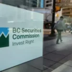 Em Surrey, na Colúmbia Britânica, um homem é acusado de ter usado dinheiro obtido dos investidores para financiar uma onda de jogos significativos. Tiro externo do prédio da Comissão de Valores Mobiliários da BC com sinal