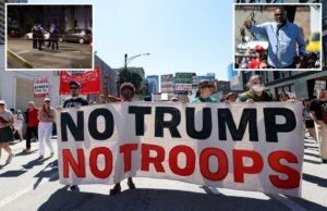 O Bloodbath Blood Blood Blood Day Weekend vê 8 mortos, 58 tiro-mas o prefeito de esquerda promete ‘sem tropas federais’ para parar a violência Investigador da cena do crime examinando evidências em um tiroteio noturno.