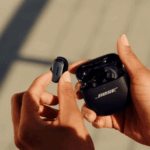Pessoa segurando Bose QuietComfort Ultra Earbuds (2ª geração)