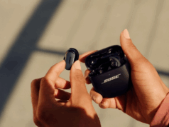 O Bose QuietComfort Ultra (Segunda Gen) está atualmente à venda Pessoa segurando Bose QuietComfort Ultra Earbuds (2ª geração)