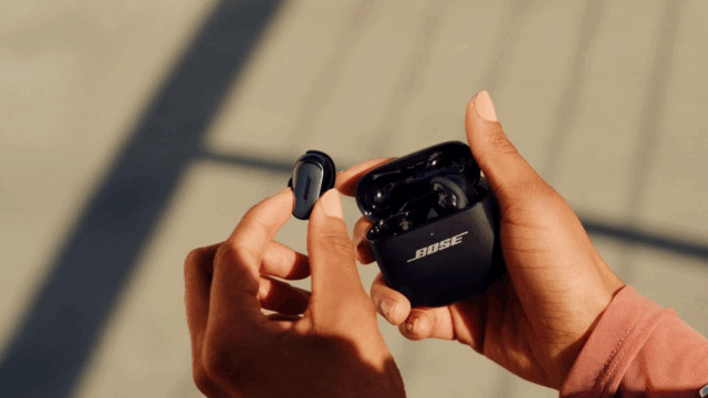 Pessoa segurando Bose QuietComfort Ultra Earbuds (2ª geração)