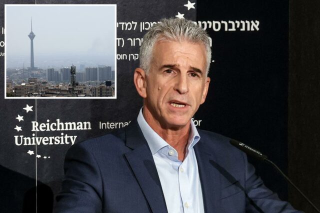 O diretor de Mossad, de Israel, David Barnea, falando no Instituto Internacional de Cúpula Mundial do Contra-Terrorismo (TIC).