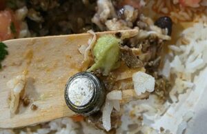 O Diner australiano horrorizado ao encontrar bateria na refeição do restaurante popular da cadeia O que parece ser uma bateria de botão em uma tigela Guzman Y Gomez Burrito.