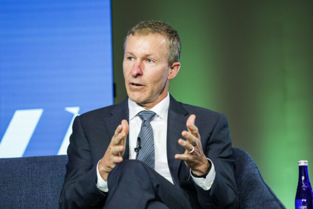 O Diretor Executivo da United Airlines desce Bombshell em 44 anos de idade, competindo 


