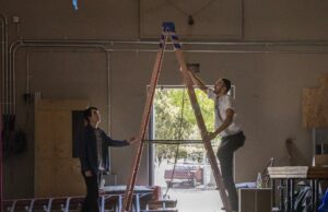 O Eaton Fire rasgou um bairro de músicas. Sid Sid, o anfiteatro felino de Pasadena, pode ajudar a restaurá -lo FP-2025-DROPCAP-W-3.png